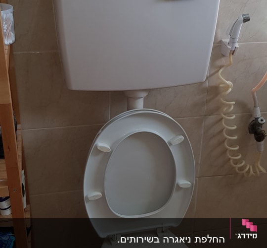 אסלה עם מיכל הדחה ומברשת ניקוי